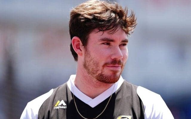 鷹25歳の“求婚”に応えた金髪美女　誓った愛「永遠の始まり」…恋人は元スポーツ選手