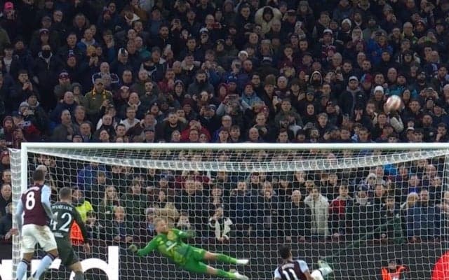 スタジアム騒然！ ボールが… まさかの悲劇… とんでもない“ミスキック”の瞬間「何が起きた？」 緊張のPKで起きたハプニングにファン騒然