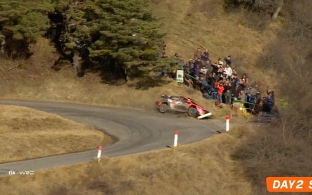 ギャラリー騒然！ 世界王者のドライバーが“同じ場所で”クラッシュ連発 まるで再現VTR…魔のコーナーで大波乱