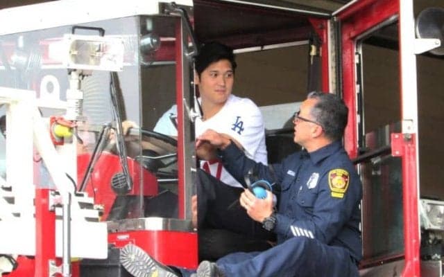 大谷翔平ら訪問のLA消防署長が抱く“尊敬の念”「全員がドジャースのチームワークに感服」「闘志がある。炎と戦う夜と同じように」