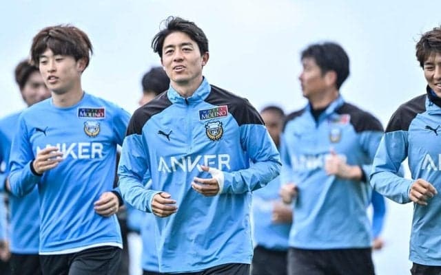 「5大商社のエリート営業マンって感じ」J1川崎が誇る爽やかDFの「スーツでの名刺交換姿」がデキるサラリーマンと話題に！「やべぇめっちゃ有能そう!!!」「ハマりすぎ」の声
