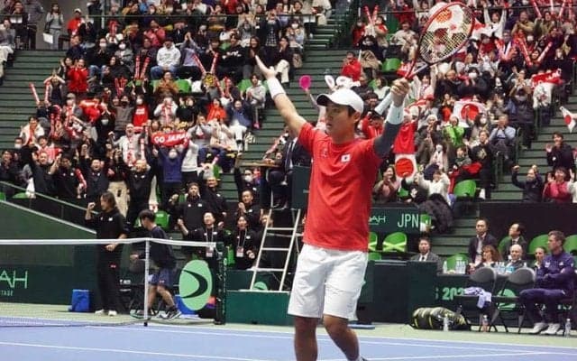 西岡良仁、エース対決を制して2勝2敗に。最終試合の錦織圭にバトンつなぐ「神が降臨する」[デビスカップ／イギリス戦]