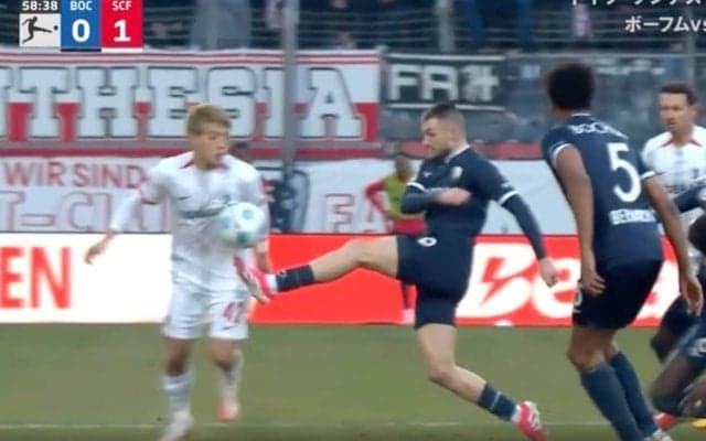 ヤバすぎる… 堂安律に“異変”「大丈夫か？」 至近距離から“キック直撃”で苦悶→漢気で決定機を呼ぶ「流れ変えた」