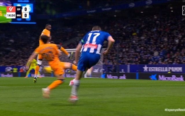 R・マドリードに衝撃！「顔が死んでる」DFリュディガー負傷交代でファン悲鳴「マジでやばい」「怪我したん」着地後に膝をおさえて座り込み→退場の瞬間