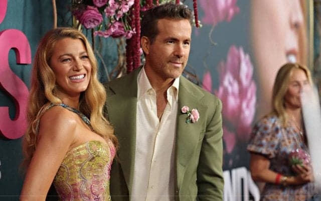 元イングランド代表FWも獲得…ライアン・レイノルズが本領発揮！ レクサムが英3部としては異例の移籍金でライバル主砲を強奪