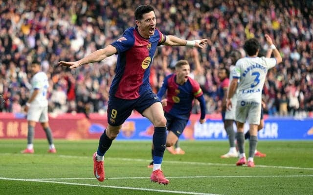 レヴァンドフスキ弾を守り切ったバルセロナがウノセロ勝利！　久々のリーグ連勝でマドリード勢に圧力【ラ・リーガ】