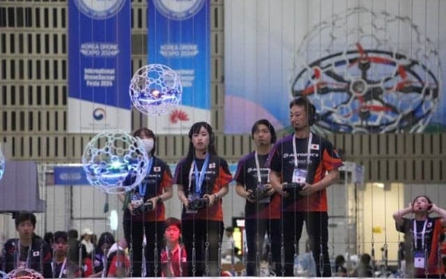 韓国で人気急上昇中！最高時速100キロのドローンサッカーとは