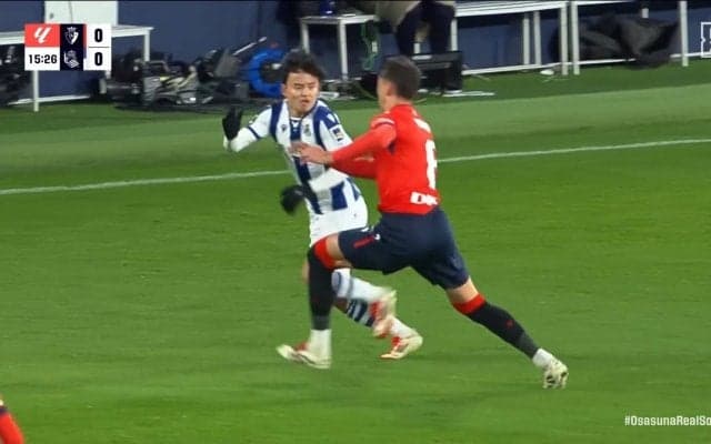 ふざけるな！久保建英に“ボール無視”の悪質タックル「さすがにやりすぎやろ」パス配球後に強烈体当たりでぶっ飛ばす危険すぎるラフプレーの瞬間