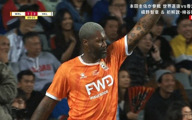 嘘だろ？ 奇想天外な“ジャンピングヒールショット”にスタジアム騒然！「なに今の！？」「うますぎ」元フランス代表FWがアクロバティックすぎた瞬間