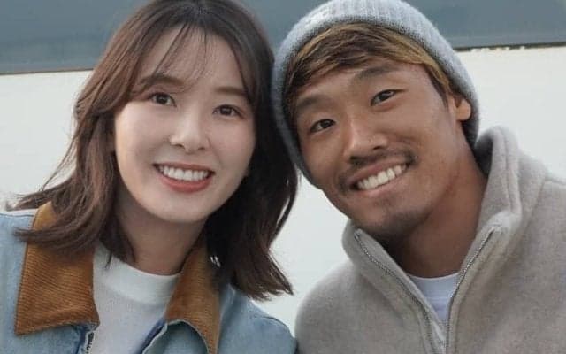 ｢似すぎてて爆笑｣日本代表MF守田英正、美人妻とそっくり愛娘を公開 “ちゅん顔”密着ショットに｢やたら強そうなパパ｣｢全てがかわいい｣の声