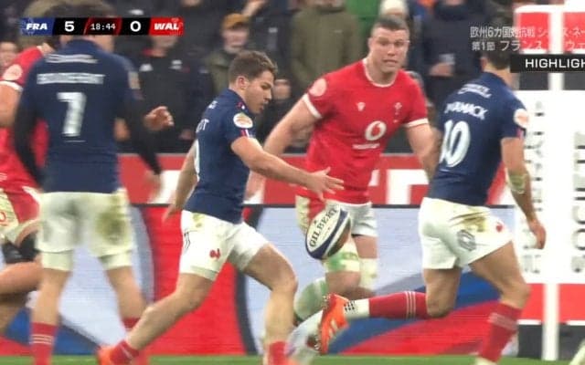 本当に足？まるで手投げだ！フランスの至宝デュポンが見せた神業キックパスに地元ファン熱狂 仲間が走り込むスペースに完璧タイミング