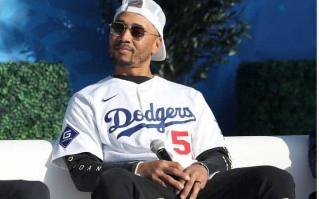 「海はちょっと苦手だけど…」ベッツ、グラスノー、エドマン、ドジャースナインが寒中水泳を敢行のなぜ？　「これこそ、チームだ」