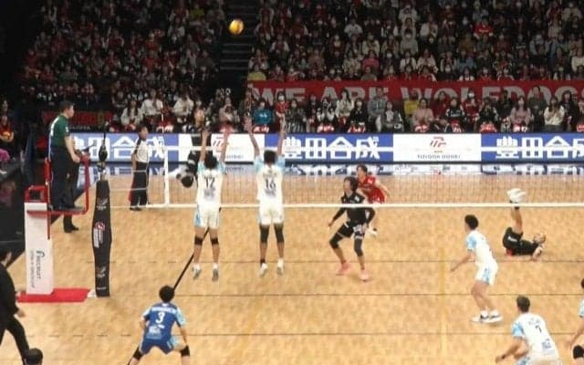 ブロックのタイミング狂うわ…滞空時間が“長すぎる”バックアタックに騒然 相手を封じ込めたスーパースパイク