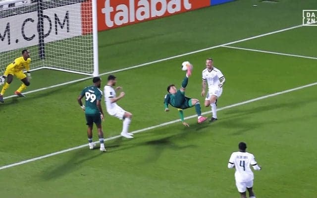 “魔法のバイシクル”に世界驚愕！ 元リヴァプールFWの圧巻ゴラッソが「クレイジーだ！」「えぐすぎる」Ｊリーグファンも注目