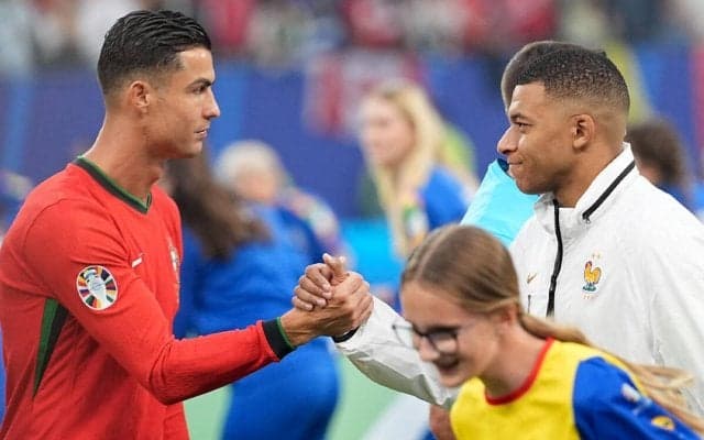 「FWとしてプレーする方法を知らない」C・ロナウドがムバッペについて助言、レアルのファンにもお願い「彼の面倒を見て欲しい」