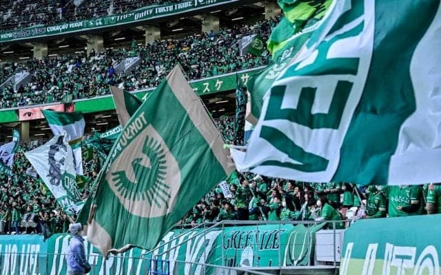 「もぅ凄すぎて笑うしかない」J1東京Vの開幕戦ベースボールシャツ大奮発にファン歓喜！「この縦縞、めちゃめちゃ良いな」「絶対に貰うぞ!!」などの声