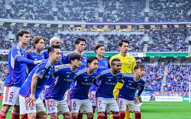 「新しいユニットですか？」J1横浜FMとJUNONの「爆イケ過ぎるコラボショット」にファン興奮！「みんなビジュ良すぎて最高だわ」「平野紫耀が混ざってない？」などの声