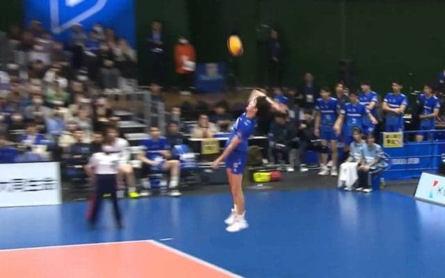 「喜び方可愛すぎ」男子バレー、“規格外”新人が豪快サーブで鮮烈デビュー！ “手荒い”祝福にファンほっこりの“珍”リアクション