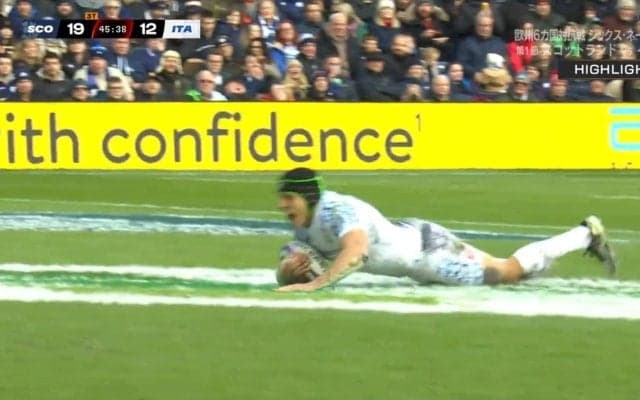 えっ、俺に…？敵から届いたプレゼントパスに本人びっくり→大激走の同点トライにスタジアムも騒然