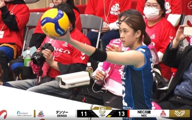 女子バレー、“弾丸”サーブでボールが客席に飛び込む珍事 レシーブを弾いて一直線