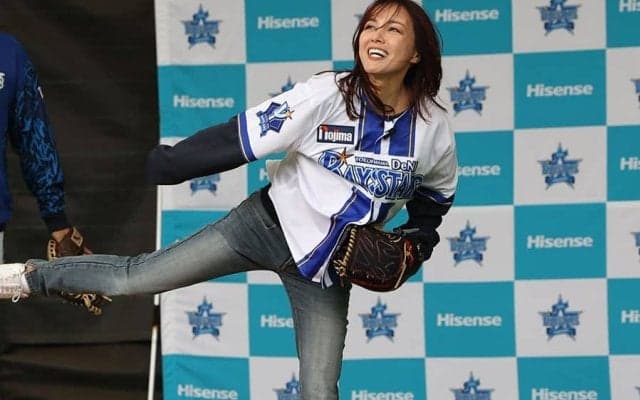 DeNAキャンプに現れた大物歌手…圧倒的存在感　ブルペン入りで目指す“3度目の正直”