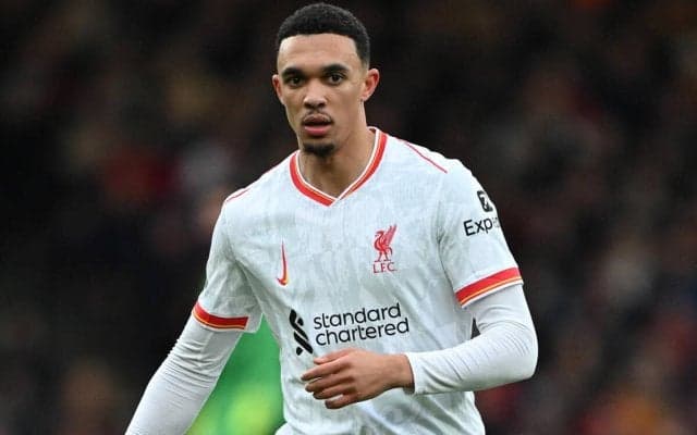 「明日の試合には出られない」負傷のアレクサンダー＝アーノルドについて語るスロット監督、それでもすでに回復中「日曜にプレーできるかどうか」