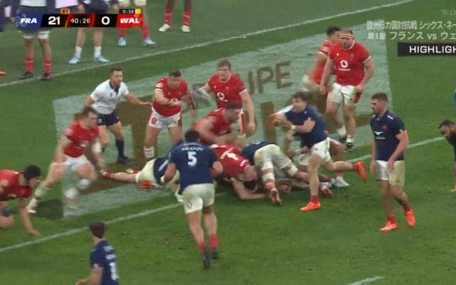 なぜそのコースが見えている？世界的SHが投げた超ロングラストパスが正確無比すぎる“デュポン劇場”解説者ベタ褒めの神技術