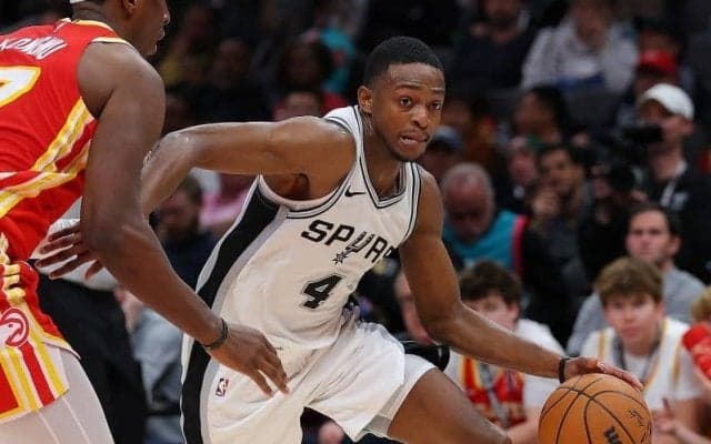 フォックスが移籍初戦で24得点13アシストと躍動…スパーズはホークスの猛追振りきり1点差で勝利