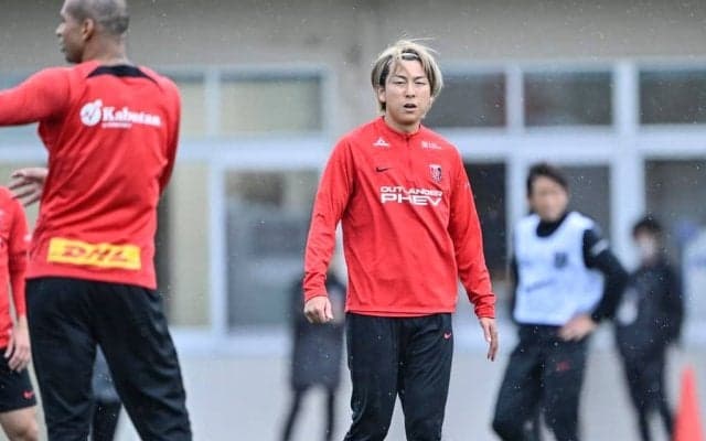 「に、似ている笑」「課長すぎるw」浦和レッズの新加入MFが「金髪→黒髪」に髪色変更すると、「元浦和の“あの名選手”」に激似と大反響！ なでしこ選手も反応した“まさかの一枚”