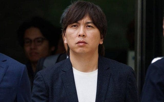 水原一平被告が裁判所に到着　長髪＆黒スーツにネクタイ…この後量刑言い渡しへ
