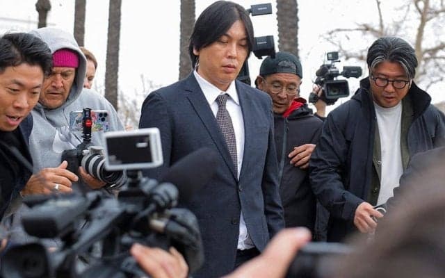 表情は硬いまま…裁判所を去る水原一平被告　日米報道陣が殺到も、無言のまま足早に車へ