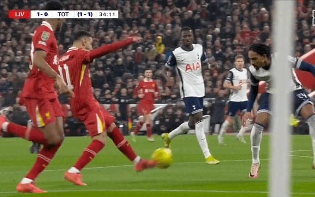 「意味不明」の神アシスト！サラーが“変態アウトサイドパス”でトッテナム守備陣を破壊「今のなに？」「エグすぎる」