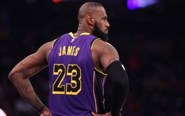 レブロンが前半だけで23得点11リバウンドと無双モード…移籍のドンチッチとバトラーはロスター入りせず