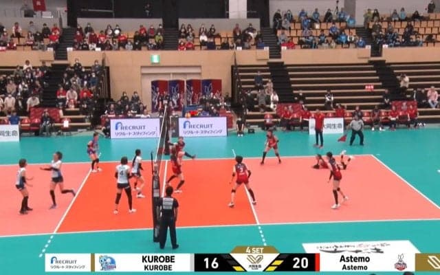 女子バレー、右足を振り抜く“あり得ない”レシーブにアリーナ騒然 「残ってる！」本人は涼しい顔も実況は絶叫