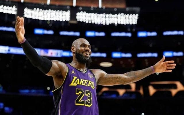 レブロン、42得点17リバウンドの大爆発でウォリアーズを破る…八村は6試合連続2ケタ得点をマーク