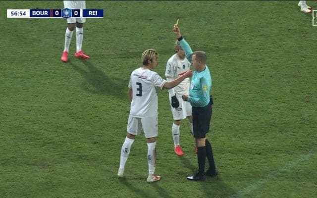 何が起きた？関根大輝、相手を宙に吹っ飛ばす豪快スライディングタックル炸裂で移籍後初イエローカード！「ボールと関係なくいっちゃった」