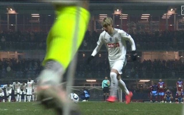 嘘だろ？伊東純也、仏5部のGK相手に痛恨のPK失敗「やっぱ好きじゃないんだろうな」「PK苦手説」完璧に止められ周囲が唖然とした瞬間