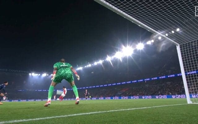 何が起きた？ 南野拓実、ドフリーからのミスショットにファン悲鳴「昨シーズンなら決めてた」「これは低評価」上位対決で超絶決定機もシュート決まらず