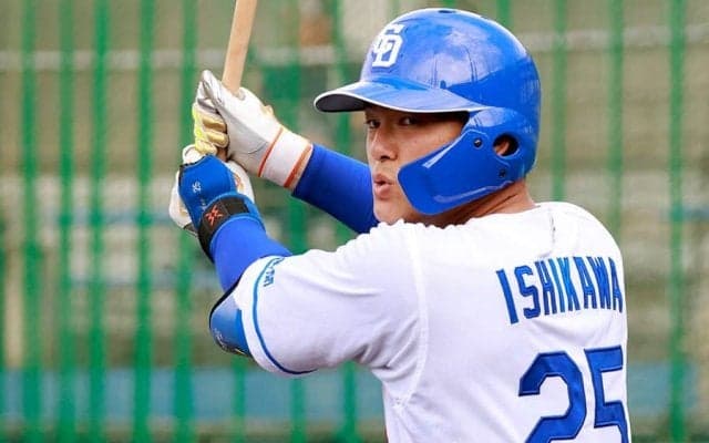 中日23歳の膝つき弾に騒然「格が違う」　“捕手より低い”眺めた放物線「どこまで飛ぶ」