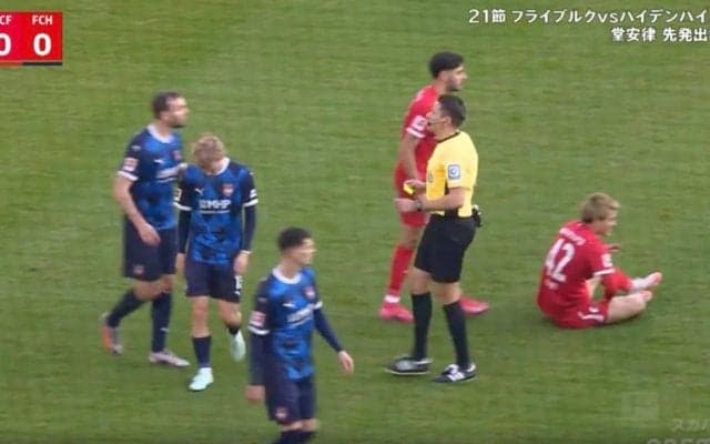 ふざけるなよ！ 堂安律に“極悪スライディング”炸裂→相手DFが逆ギレ！「退場だろ」「レッド出せよ」 危険なラフプレーに大ブーイングの嵐