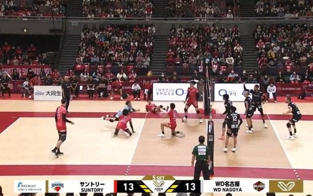 男子バレー、衝撃の“足技”レシーブ！ 執念のプレー…緊迫ラリーでの一コマにアリーナ騒然