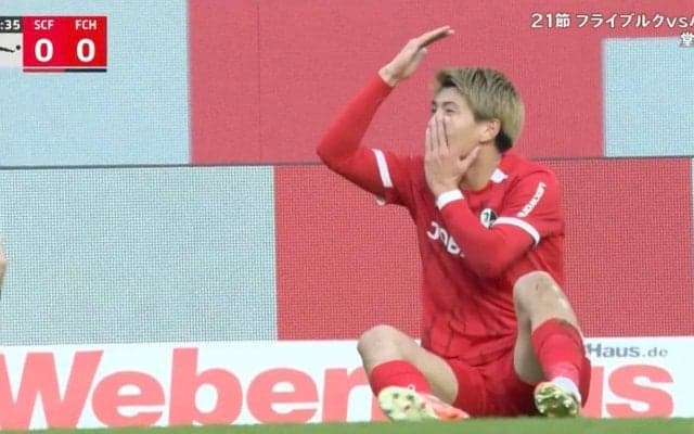 「やりすぎだろ」 堂安律が激昂！ 強烈“肘打ち”が顔面直撃→危険すぎるラフプレーにキレた瞬間「怪我させるなよ！」