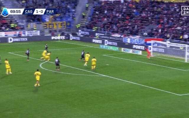 鈴木彩艶が唖然…衝撃の“縦回転キャノン砲”にスタジアム震撼！「ゴラッソすぎてノーチャンス」「こっちのコマンもすごい」