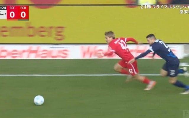 ズドーン！見えねえ… 堂安律、狙い通り“神トラップ”→一瞬でDFをぶち抜く瞬間 “ワンタッチ”で勝負あり… 一気に急加速してボックス侵入