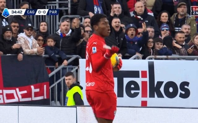 どうした鈴木彩艶…ハンド疑惑の“ドタバタ劇場”に敵ファン大ブーイング！「精神的に苦しんでいる」地元メディアが分析