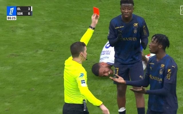 一体、何が！？ 伊東純也のチームメートが“たった10分”で一発レッド…審判も異例宣告「早く出ろ！」敵地騒然の退場劇