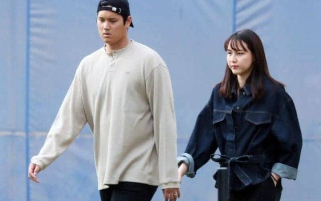 母になる真美子夫人の＂ニュースタイル＂に反響止まらず！大谷も寄り添い、キャンプイン前の貴重なひととき「素敵です」