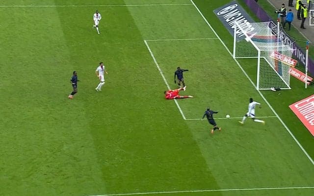 「リヨンは何やってんだ？」伊東純也の“爆速プレス”にファン驚愕 GK大慌て「守備連携」ハマった瞬間