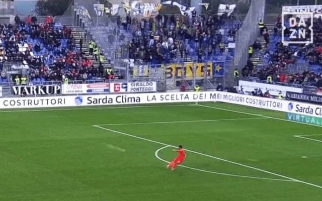 飛びすぎだろ！ 鈴木彩艶の“80m級フィード”がエグい！ 中継映像から消える？ 特大キックで攻撃の起点となった瞬間