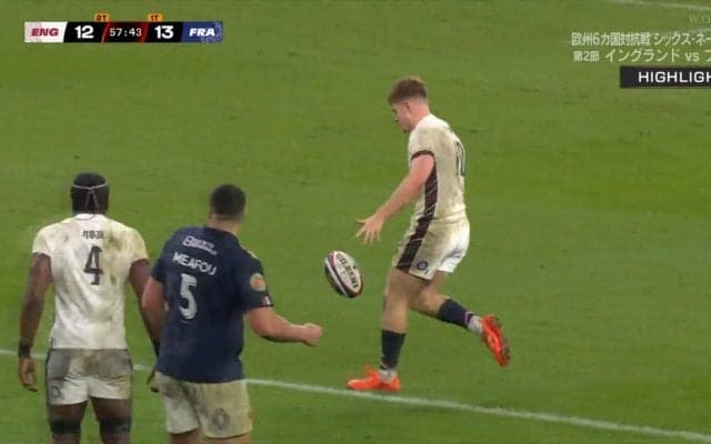 手で投げるより正確無比！イングランドSOの狙いすましたパントキックを仲間が迫力ダイレクトキャッチ＆トライ 地元スタジアムも熱狂